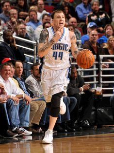 美媒：湖人和勇士正积极探索引进鹈鹕球员赫伯特·琼斯